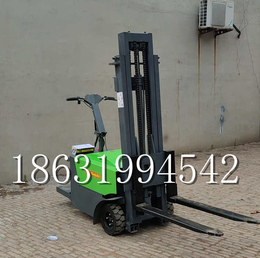 宝清县优程全电动叉车插腿式堆高车液压装卸车1.5吨升高小型站驾式铲车