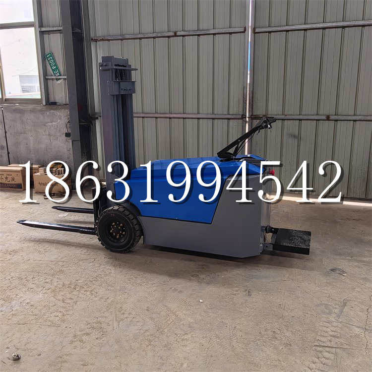 宝清县全电动叉车插腿式堆高车液压装卸车1.5吨升高小型站驾式铲车